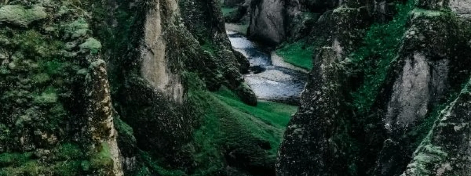 Пейзаж Ісландії з водоспадами та горами