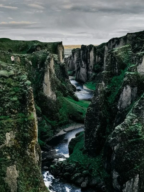Пейзаж Ісландії з водоспадами та горами