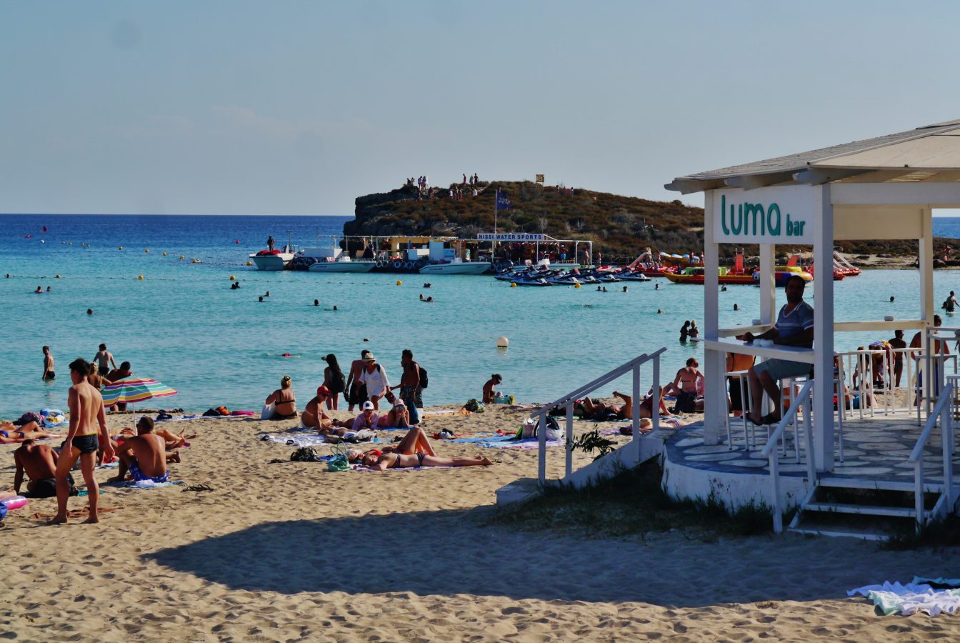 Пляж Ніссі, Кіпр